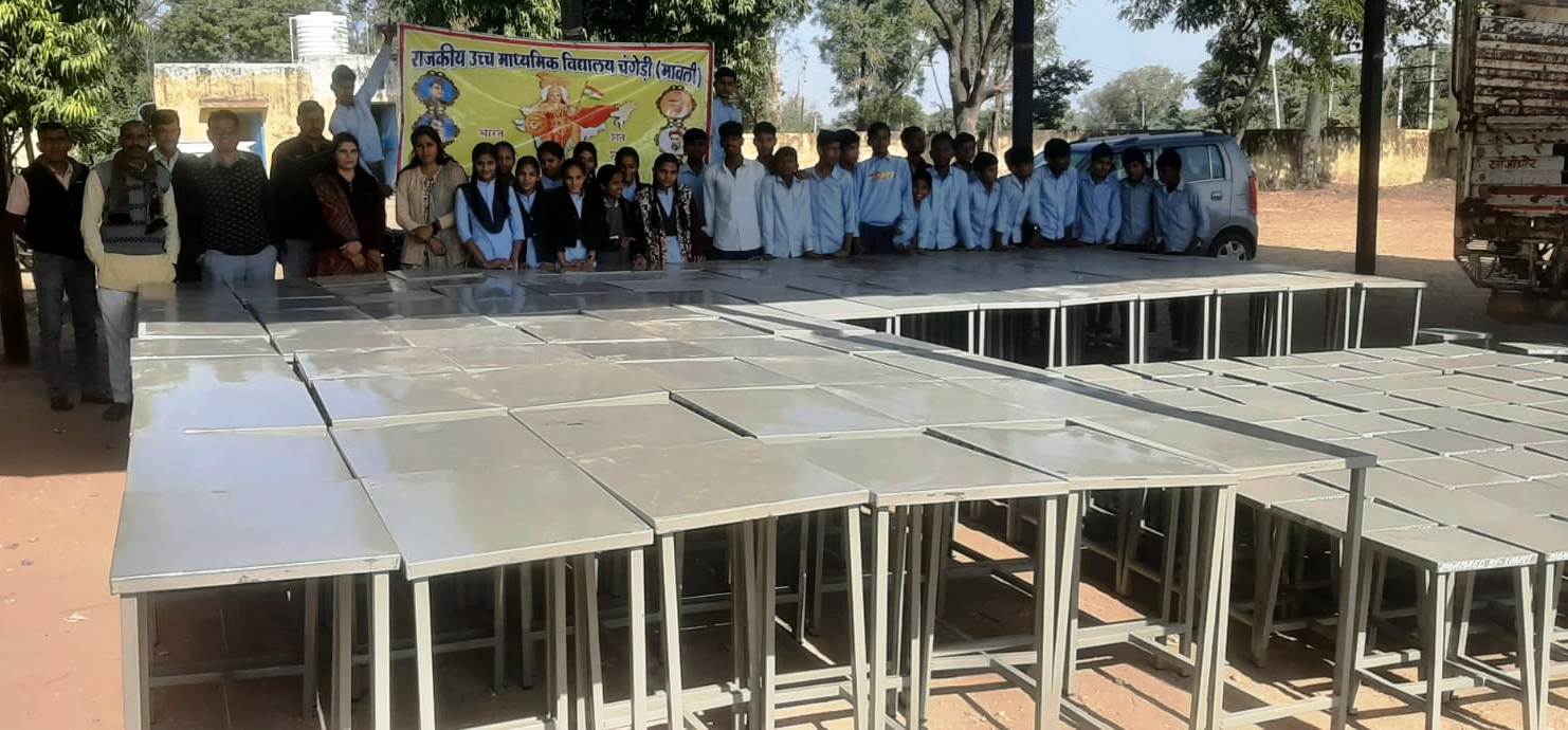 चौकसी हैरियस उदयपुर का सेवा कार्यः चंगेड़ी स्कूल को मिले शताधिक टेबल-स्टूल