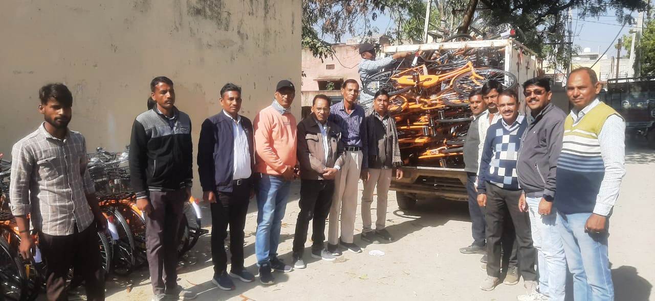 राजकीय विद्यालयों में पहंुची निःशुल्क साइकिलें,मुख्य ब्लाॅक शिक्षा अधिकारी ने की रवानगी