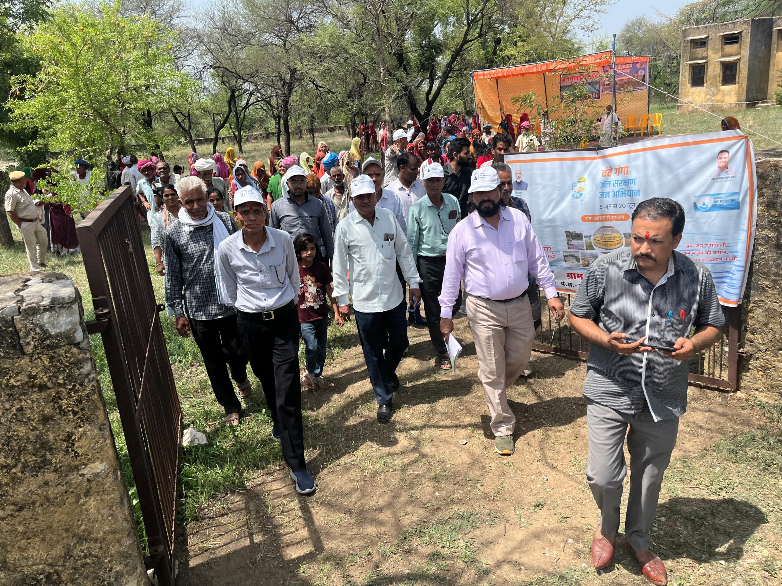 वन्दे गंगा जल संरक्षण अभियानः बड़ियार तालाब का अवलोकन,किया श्रमदान