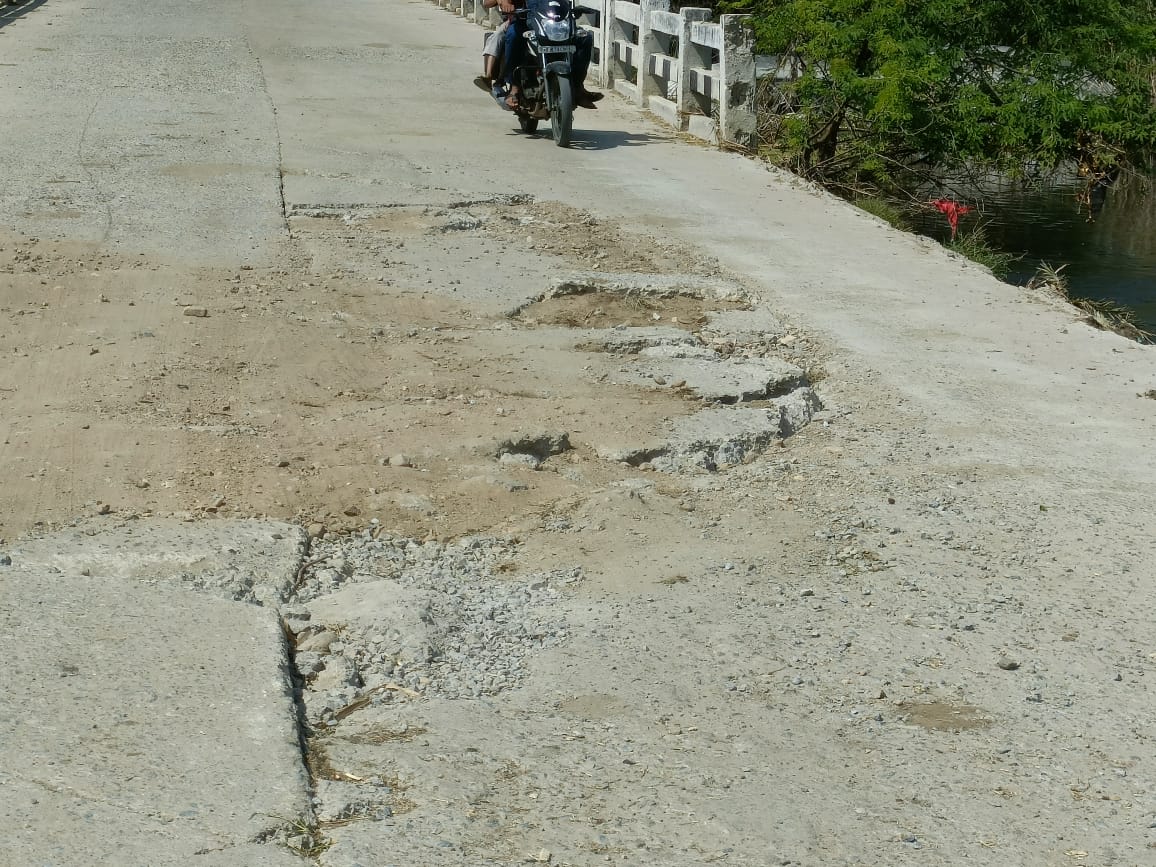 बड़गांव से मावली वाया आमली खेमपुर मार्ग पर बेडच नदी पर बनी पुलिया खतिग्रस्त,हादसे का अंदेशा