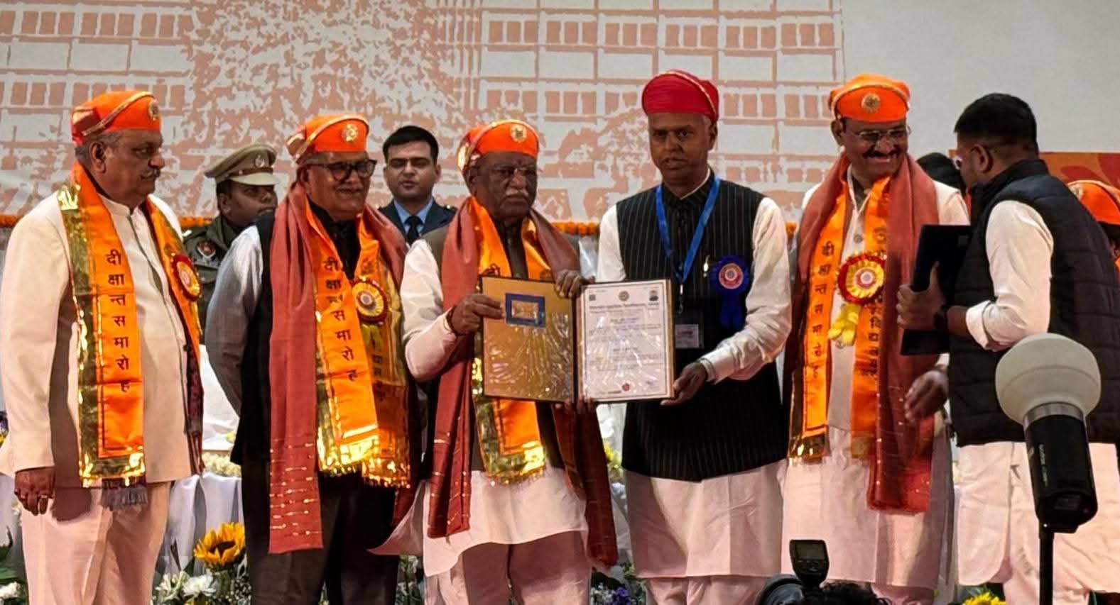 राज्यपाल ने प्रदान की विप्लवी को डॉक्टर ऑफ फिलॉसफी की उपाधि