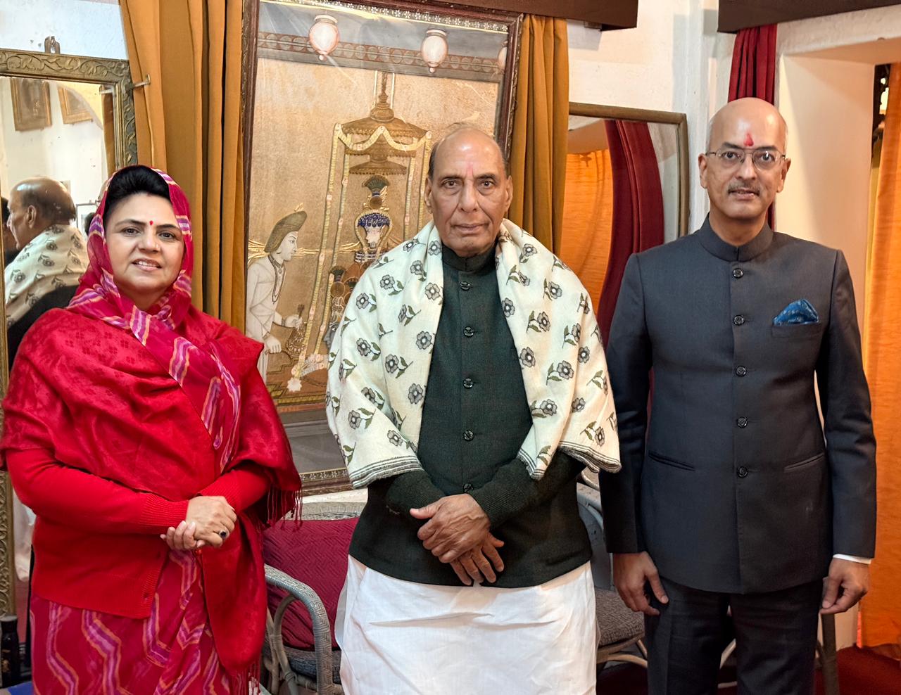 रक्षा मंत्री श्री राजनाथ सिंह ने उदयपुर के समोर बाग में मेवाड़ के पूर्व राजपरिवार के सदस्यों से की भेंट