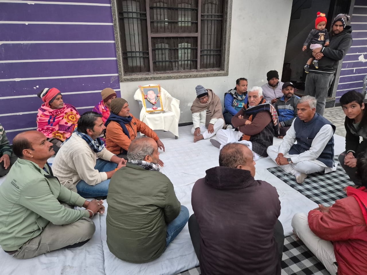 धोईन्दा में मृतक हरीश के निवास पर पहूचे पूर्व विधायक जोशी
