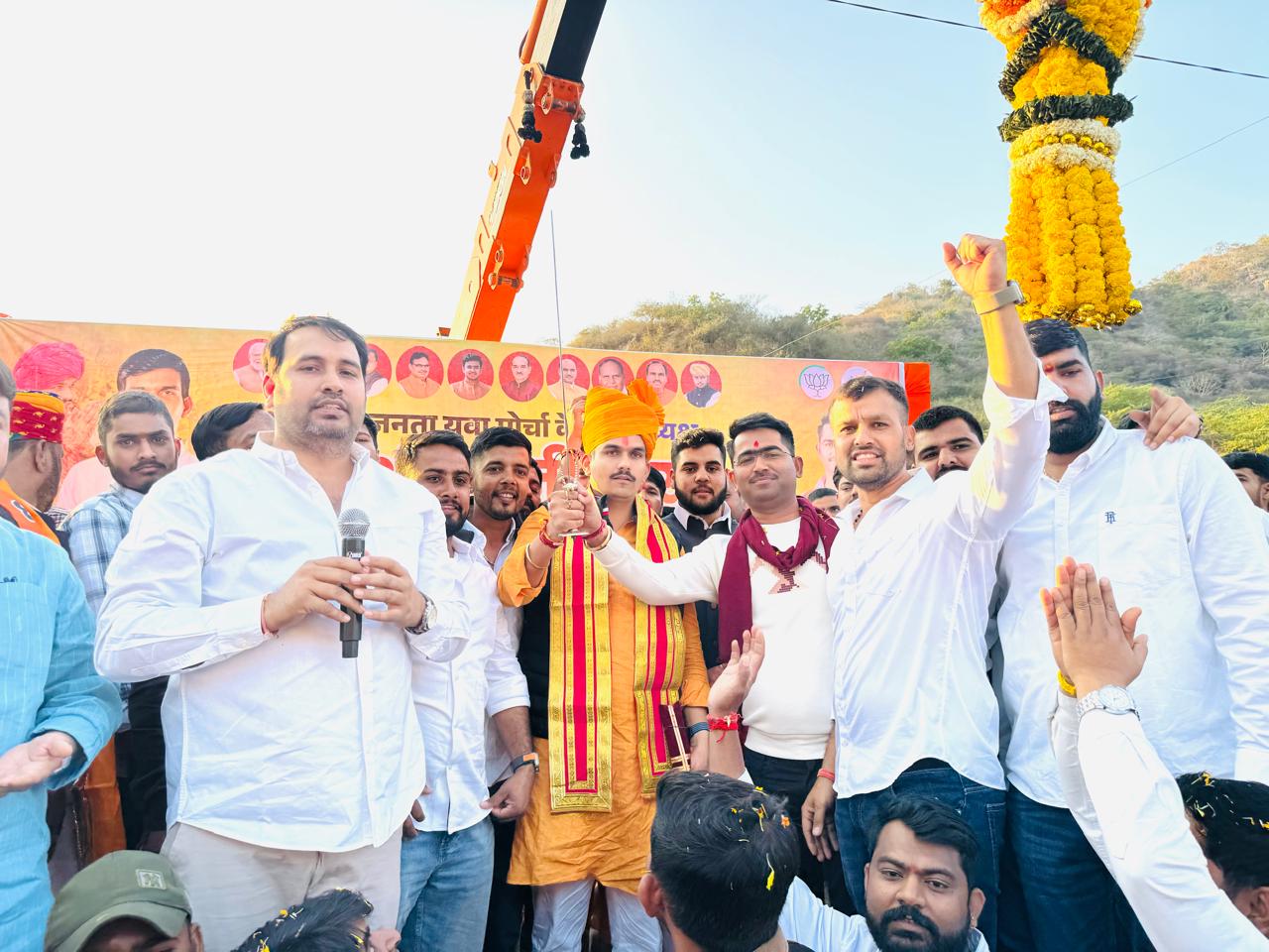 भाजयुमो प्रदेश अध्यक्ष का देहात भाजपा युवा मोर्चा की ओर से 351 किलो की माला से हुआ स्वागत