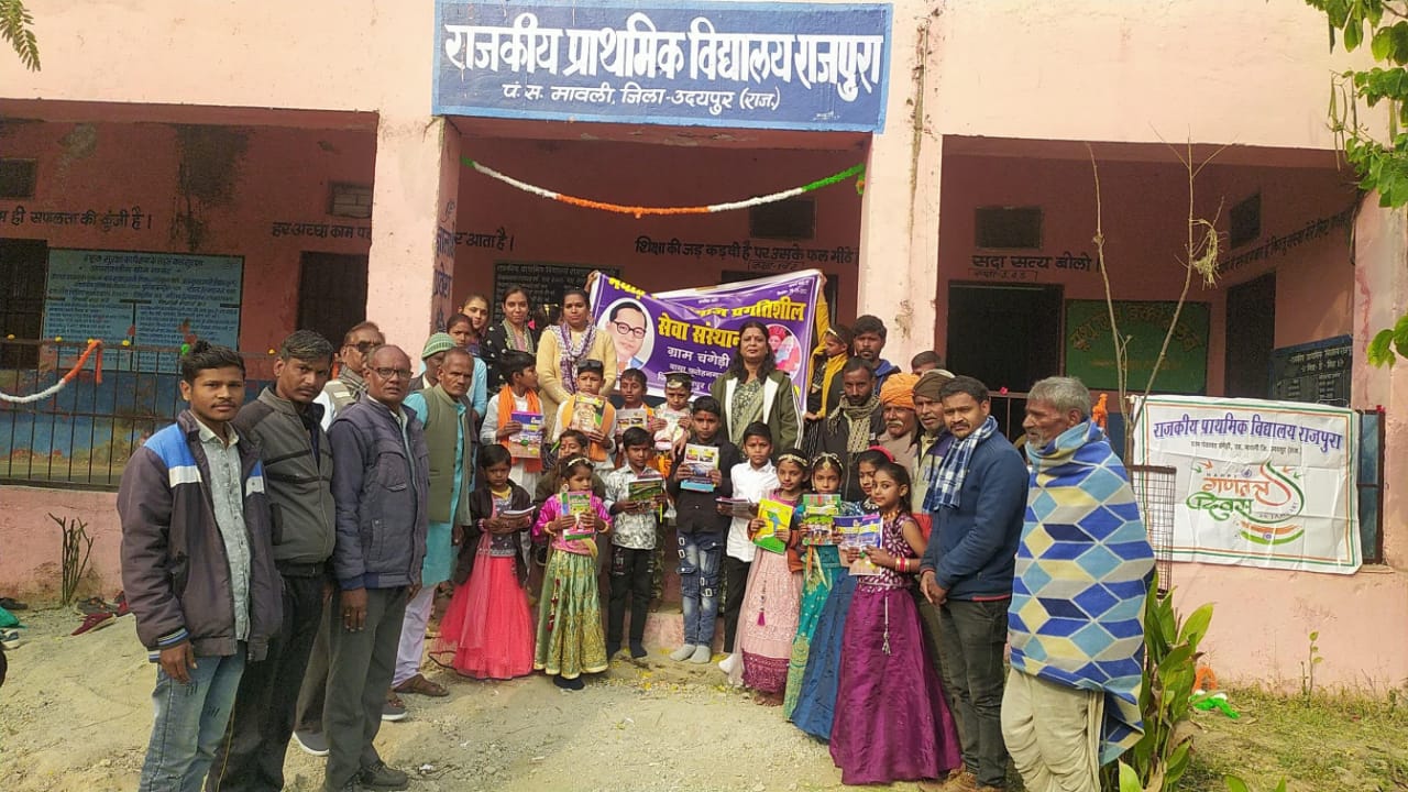 जाटोलिया की पुण्यतिथि पर स्कूली बच्चो को स्टेशनरी का किया वितरण