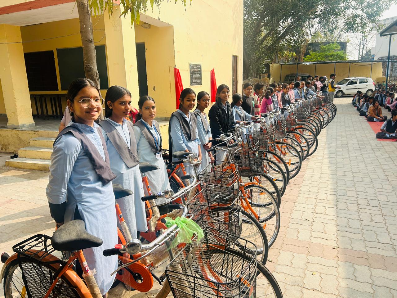 सनवाड़ महात्मा गॉंधी विद्यालय में छात्राओं को वितरण की साईकिले