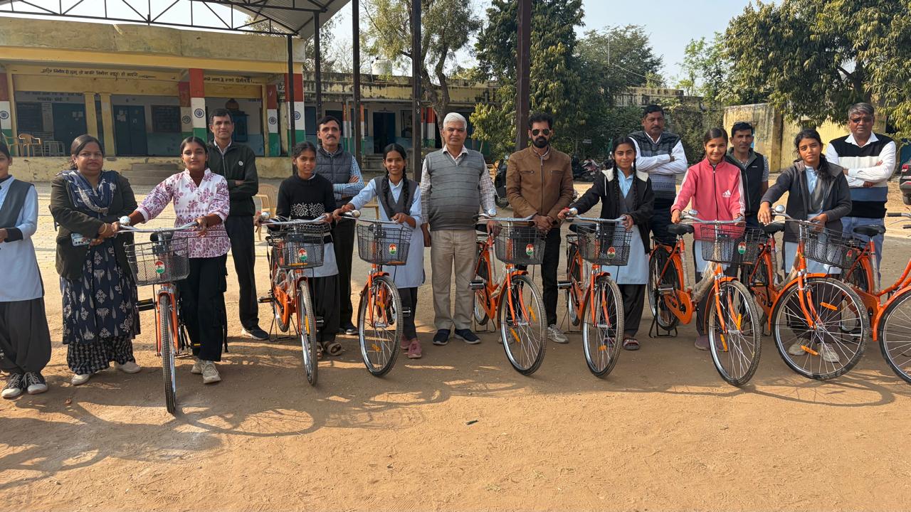 चंगेड़ी मे साइकिलों का किया वितरण,निःशुल्क साइकिलें पाकर हर्षायी बालिकाएं