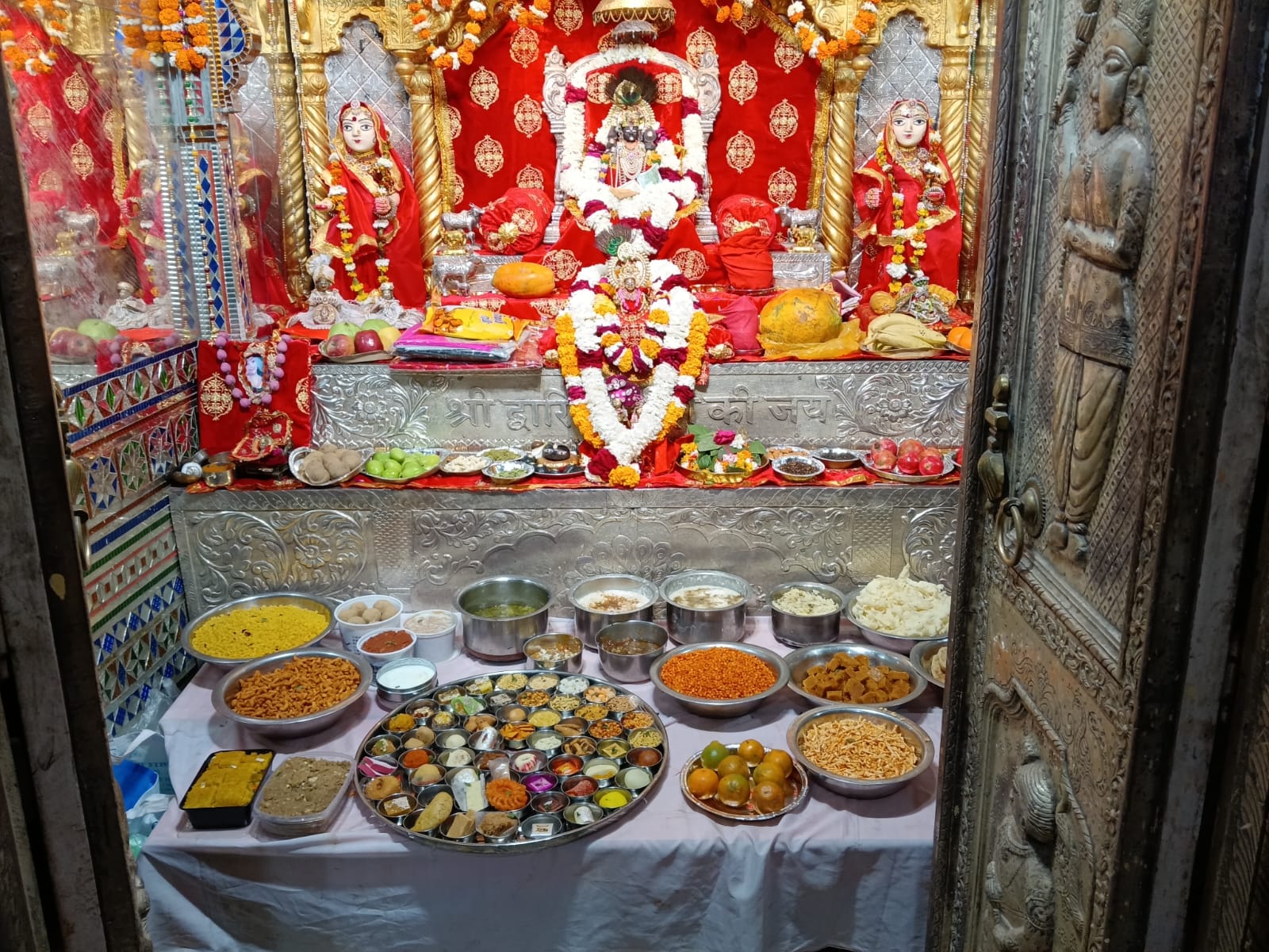 द्वारिकाधीश को धराया छप्पन भोग,भजनों की प्रस्तुतियों ने किया भाव विभोर