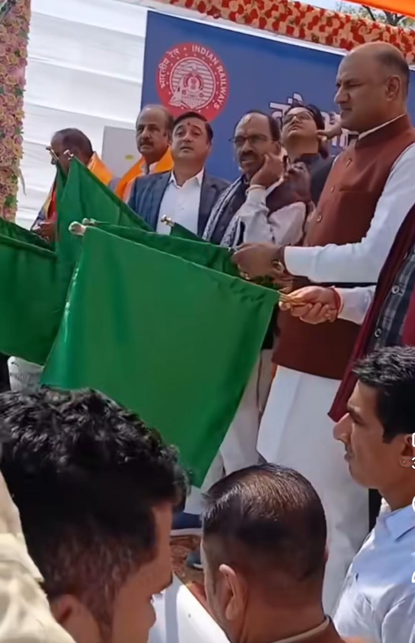 उदयपुर सिटी-असारवा (अहमदाबाद)-उदयपुर सिटी वन्दे भारत ट्रेन का हरी झंडी दिखाकर शुभारंभ, आमजन में उत्साह नजर आया