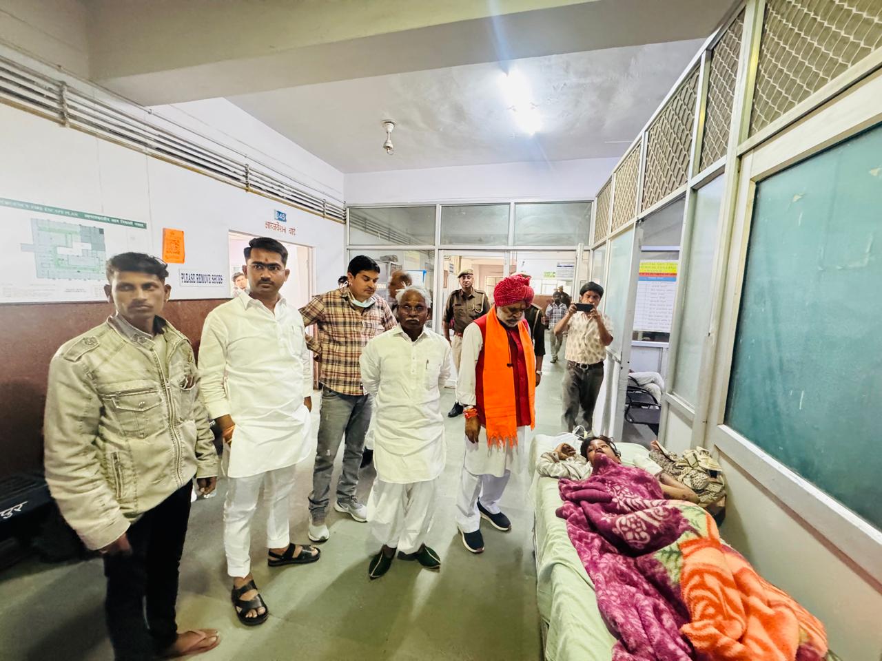 घायलों की कुशलक्षेम पूछने अस्पताल पहुंचे केबिनेट मंत्री खराड़ी एवं जिलाध्यक्ष पुष्कर