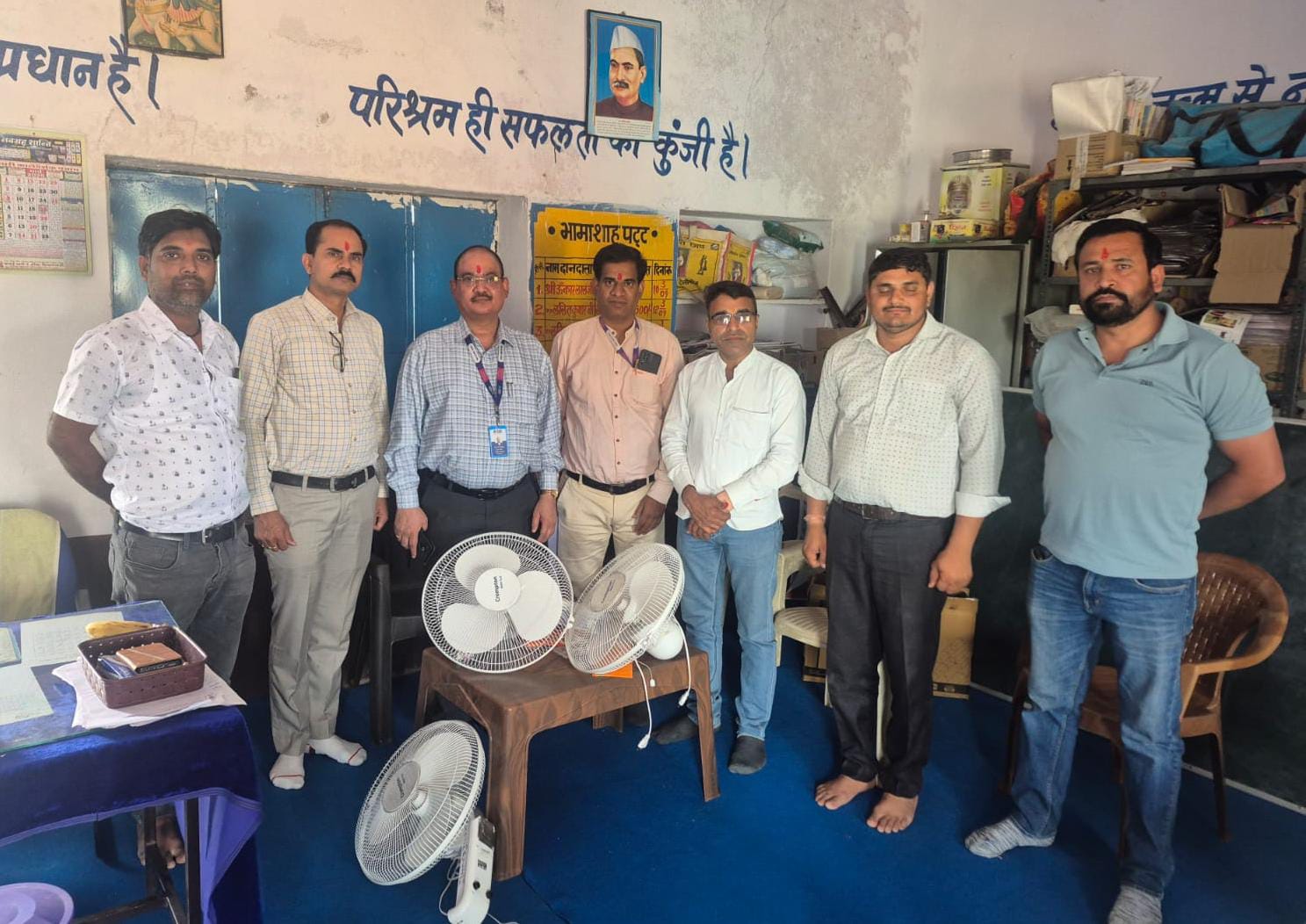 पेलानेड़ा विद्यालय को तीन वॉल पंखे भेंट, विद्यालय परिवार ने बैंक के शाखा प्रबंधक का किया अभिनंदन