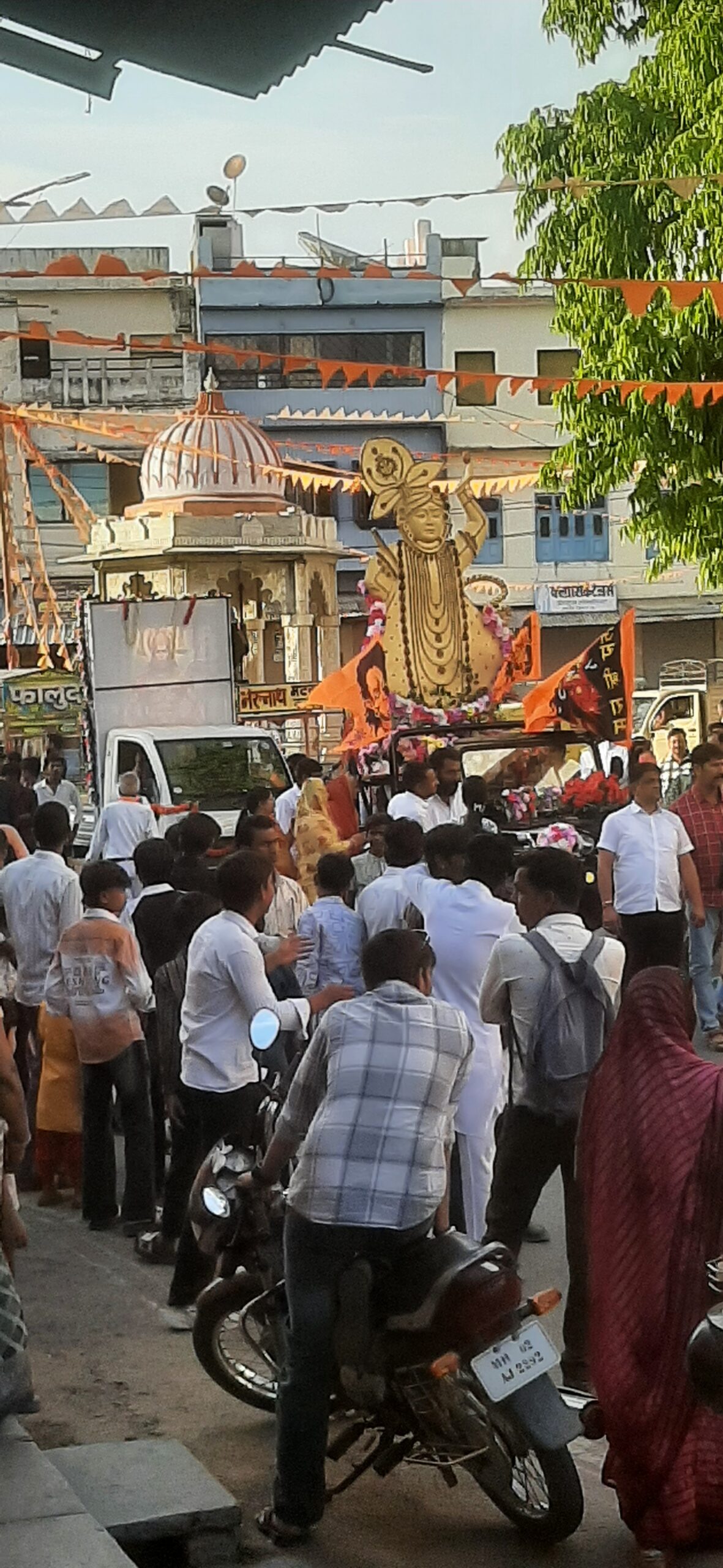 हनुमान जयंती: फतहनगर में निकली भव्य शोभायात्रा, धर्मनगरी में रहा उत्सवी माहौल