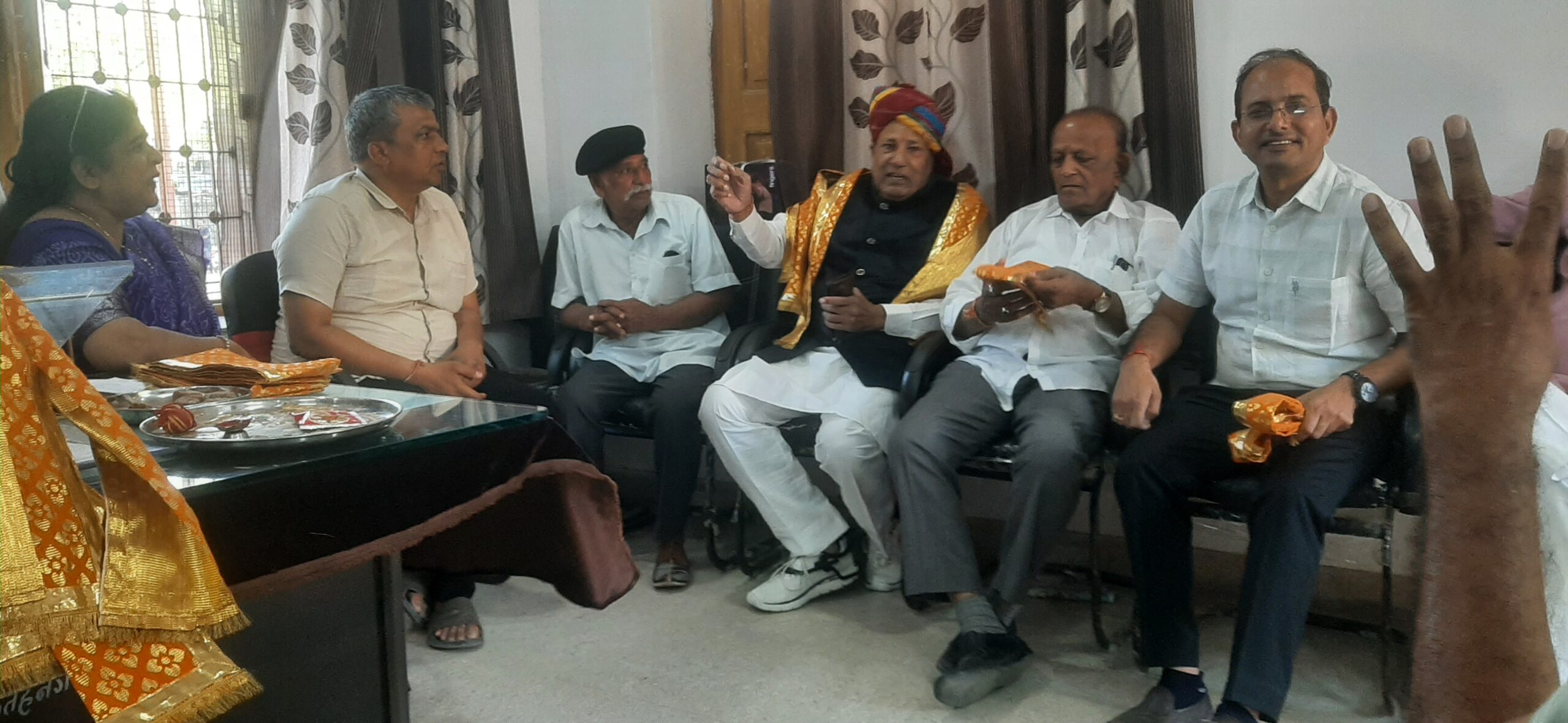 भामाशाह ओ.पी. अग्रवाल ने फतहनगर के राजकीय विद्यालय को लिया गोद, शिक्षकों की कमी पर जताई चिंता