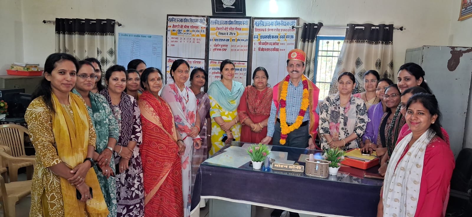 विदेश यात्रा से लौटे प्रधानाचार्य स्वर्णकार का हुआ भावभीना स्वागत