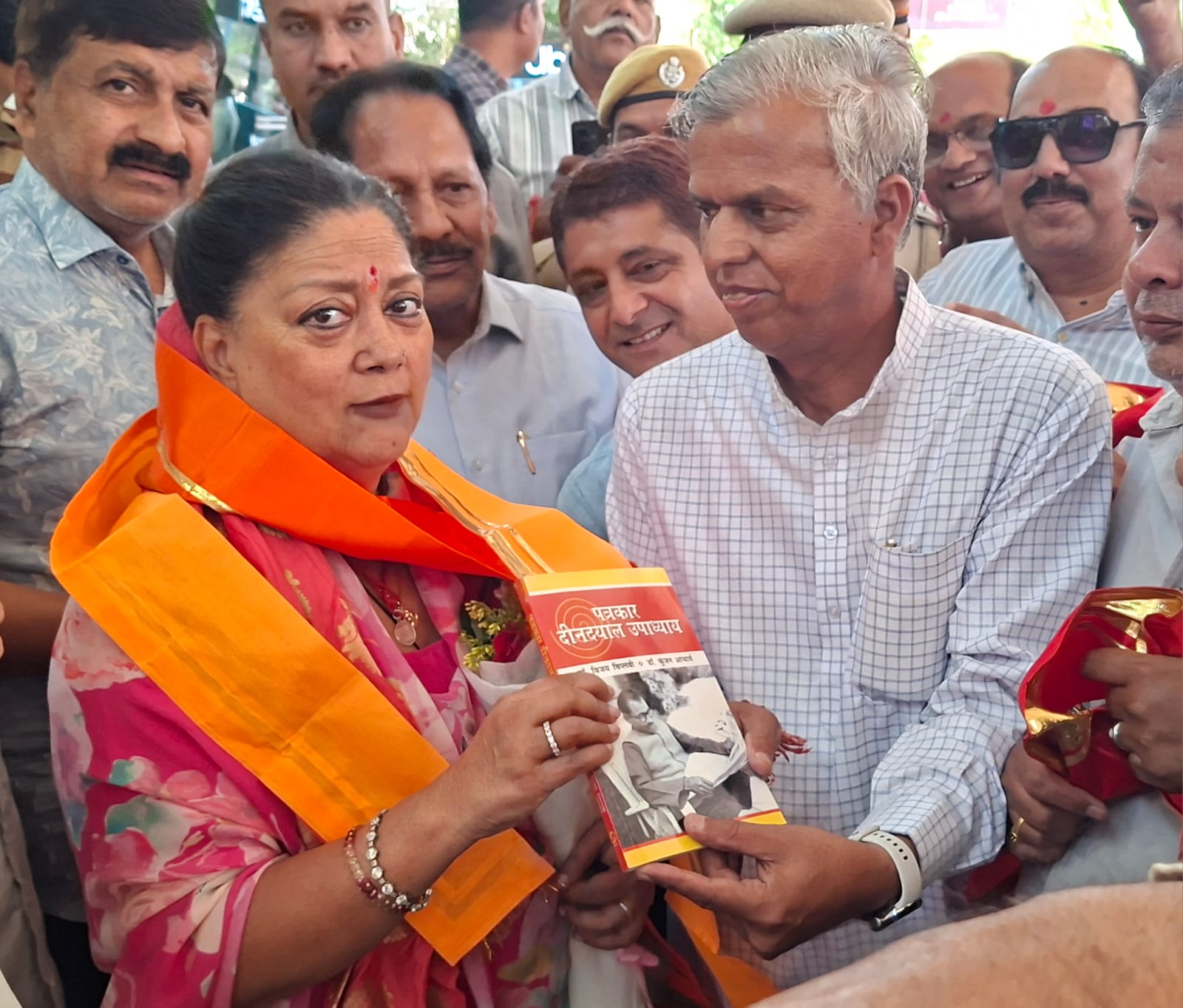 डॉ. विप्लवी की वसुंधराराजे से मुलाकात, पुस्तक भेंट
