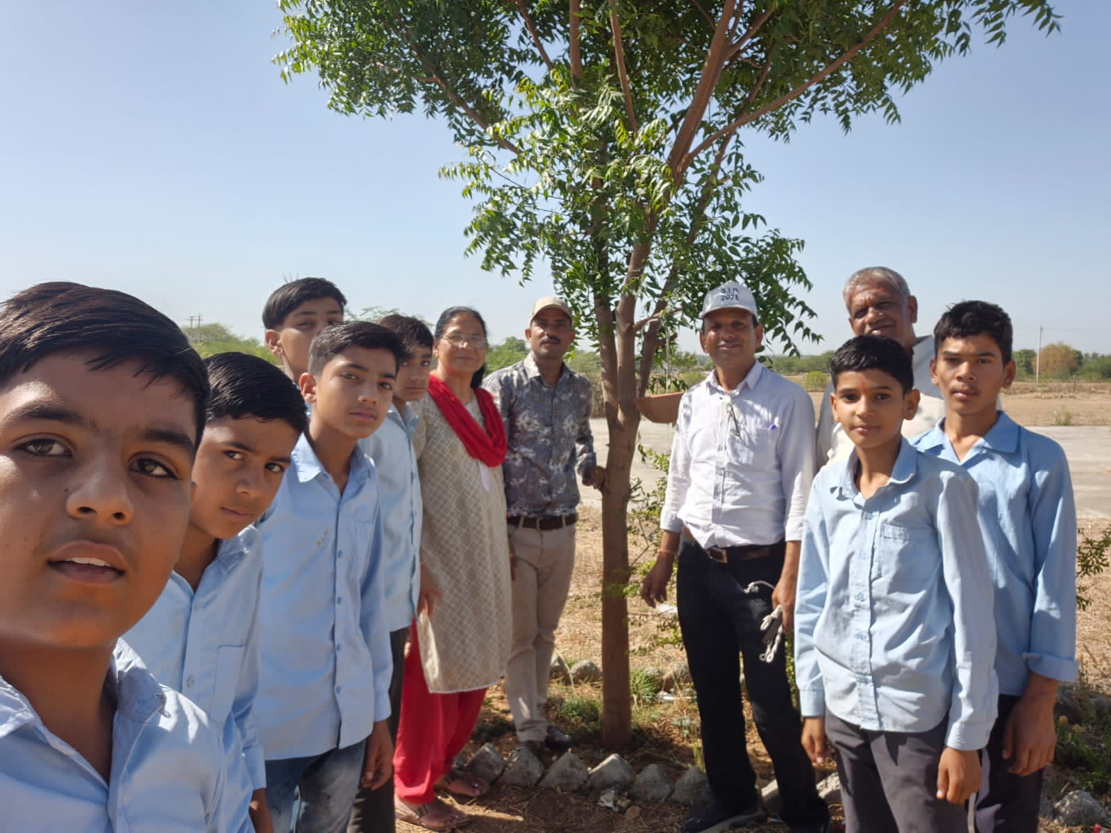 बेजुबान परिन्दों के लिए बने सहारा: बांसलिया स्कूल में लगाए मिट्टी के परिण्डे