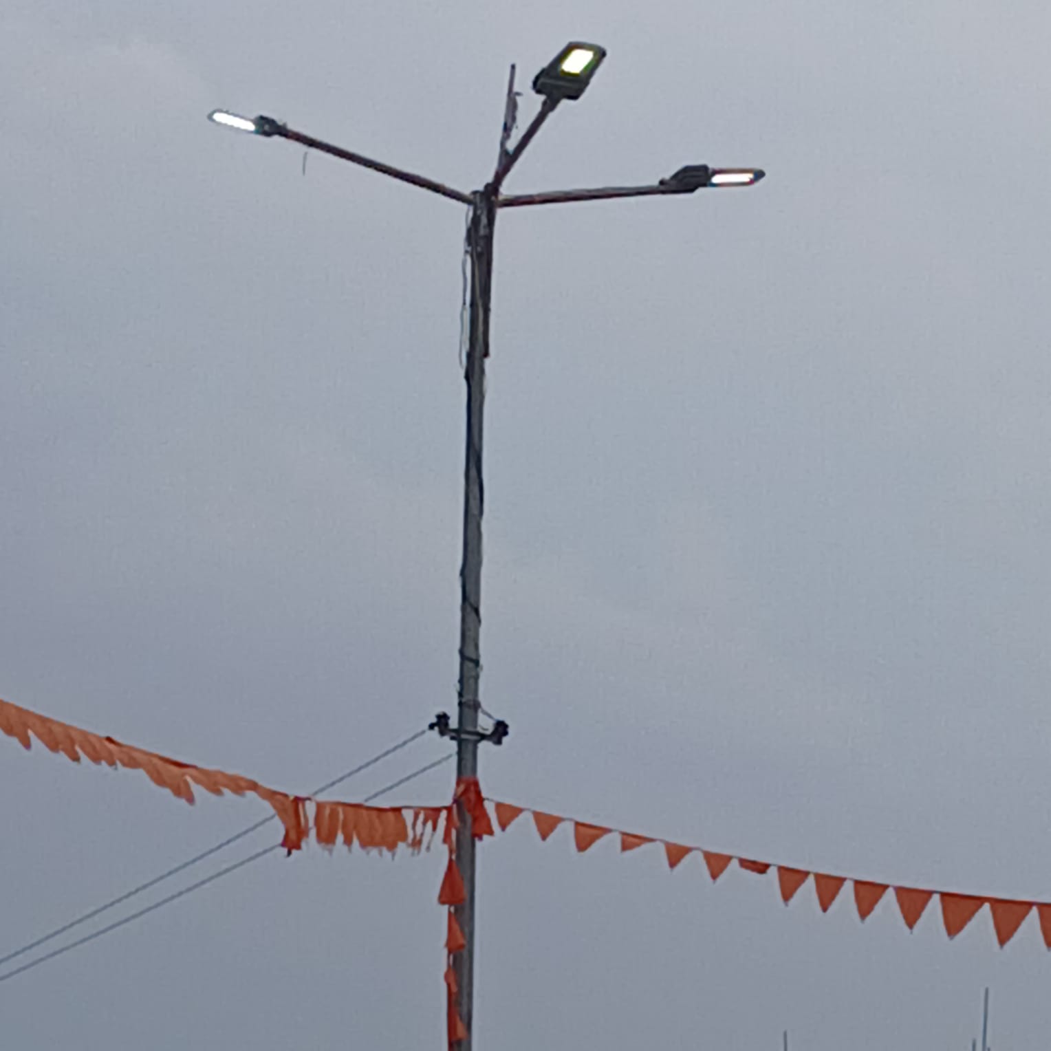 फतहनगर में दिनदहाड़े जल रही स्ट्रीट लाइटें, बिजली बचत अभियान पर उठे सवाल