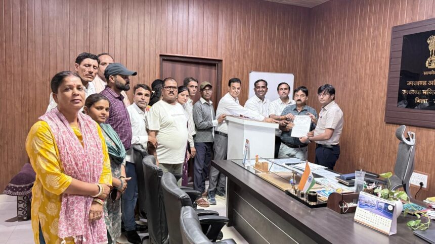 9 सूत्रीय मांगों को लेकर शिक्षकों का धरना-प्रदर्शन, सरकार पर उपेक्षा का आरोप