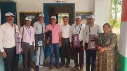 जनगणना कार्य हेतु प्रगणकों को सामग्री का वितरण