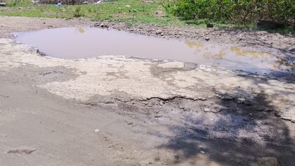 फतहनगर-चंगेड़ी मार्ग की बदहाल स्थिति से लोग परेशान, सड़क पर गड्ढों ने बढ़ाई मुश्किलें