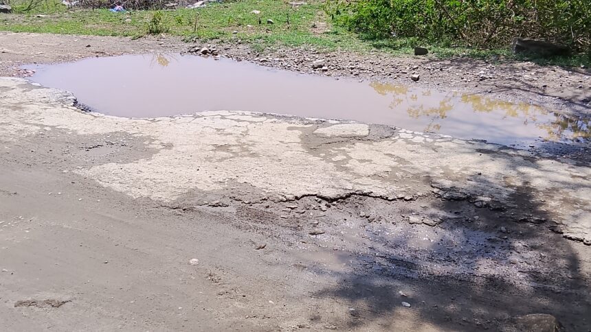 फतहनगर-चंगेड़ी मार्ग की बदहाल स्थिति से लोग परेशान, सड़क पर गड्ढों ने बढ़ाई मुश्किलें