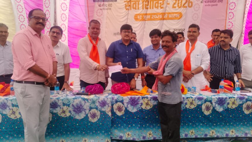 ग्रामीण सेवा शिविर में सहायता राशि के चेक वितरित