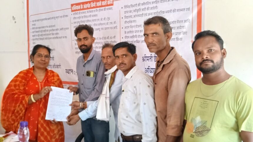 कच्ची बस्ती के 400 मकानों के पट्टों की मांग, नगर पालिका को सौंपा ज्ञापन