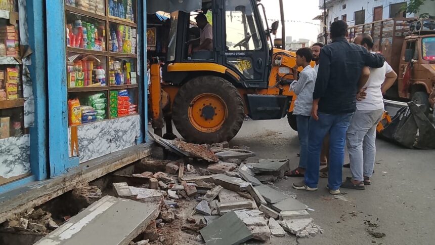 शहरी सेवा शिविर के दूसरे दिन पालिका की बड़ी कार्रवाई, बाजार से हटाया अतिक्रमण