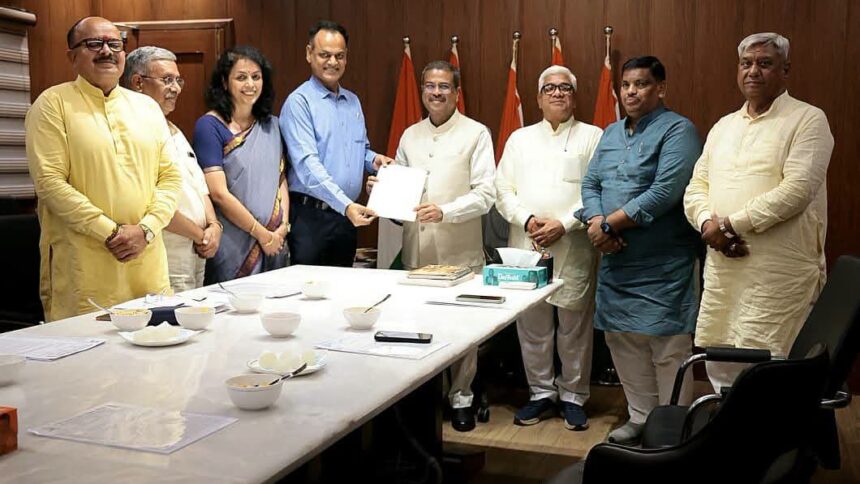 केंद्रीय शिक्षा मंत्री से मिला राष्ट्रीय शैक्षिक महासंघ का प्रतिनिधिमंडल, शिक्षक एवं उच्च शिक्षा से जुड़े महत्वपूर्ण विषयों पर हुई विस्तृत चर्चा