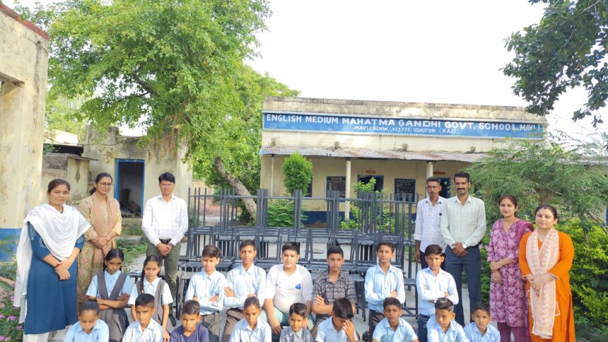 विद्यालय में विद्यार्थियों का हुआ आत्मीय स्वागत, कंपनी ने भेंट किए 40 टेबल व 40 स्टूल