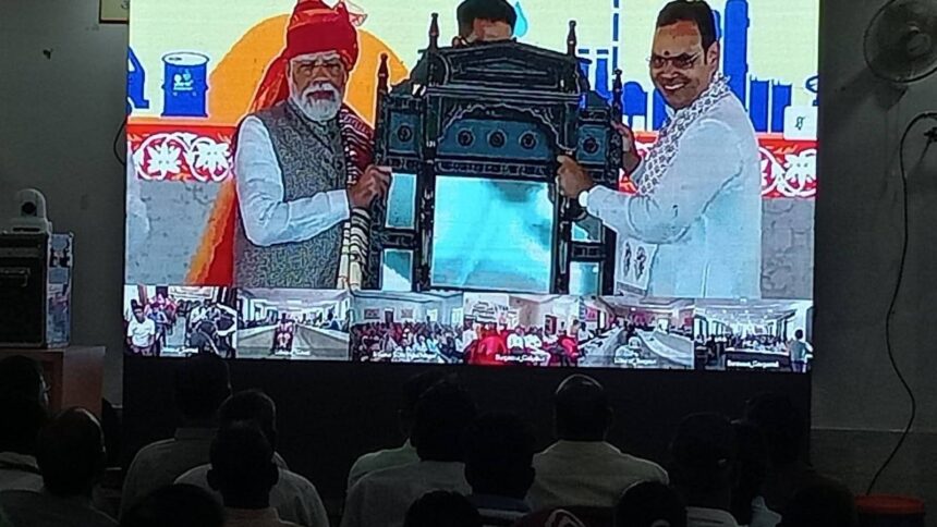 प्रधानमंत्री मोदी ने राजस्थान को दी 1.05 लाख करोड़ रुपये के विकास कार्यों की सौगात, मावली पंचायत समिति में देखा गया सीधा प्रसारण