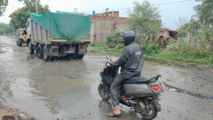 ढूंढिया में एक महीने से खुला पड़ा है मुख्य सड़क पर गड्ढा, हादसे का डर; प्रशासन बेपरवाह