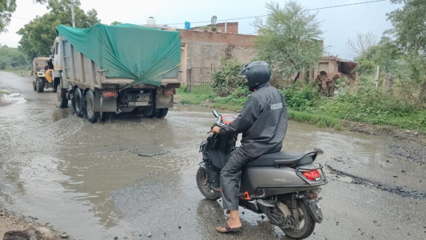 ढूंढिया में एक महीने से खुला पड़ा है मुख्य सड़क पर गड्ढा, हादसे का डर; प्रशासन बेपरवाह