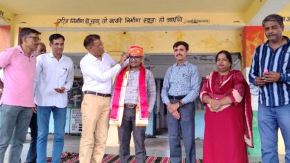 चंगेड़ी को मिले नए प्रधानाचार्य, बच्चों ने की जोरदार अगवानी,सेवानिवृत्त प्रधानाचार्य मोहनलाल स्वर्णकार ने पगड़ी पहनाकर किया स्वागत, भावुक माहौल में संभाला पदभार
