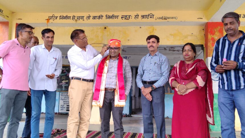 चंगेड़ी को मिले नए प्रधानाचार्य, बच्चों ने की जोरदार अगवानी,सेवानिवृत्त प्रधानाचार्य मोहनलाल स्वर्णकार ने पगड़ी पहनाकर किया स्वागत, भावुक माहौल में संभाला पदभार