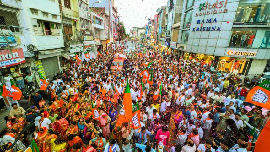 उदयपुर में भाजपा के रोड शो में उमड़ा जनसैलाब, विकास के संकल्प के साथ कमल खिलाने का आह्वान