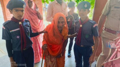 दिव्यांग एवं वयोवृद्ध मतदाताओं की मदद में जुटे स्काउट-गाइड वॉलेंटियर्स