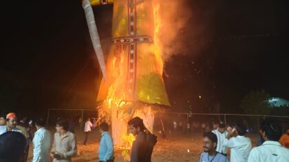 आतिशबाजी के बीच धूं-धूं कर जले रावण, कुंभकर्ण और मेघनाथ के पुतले